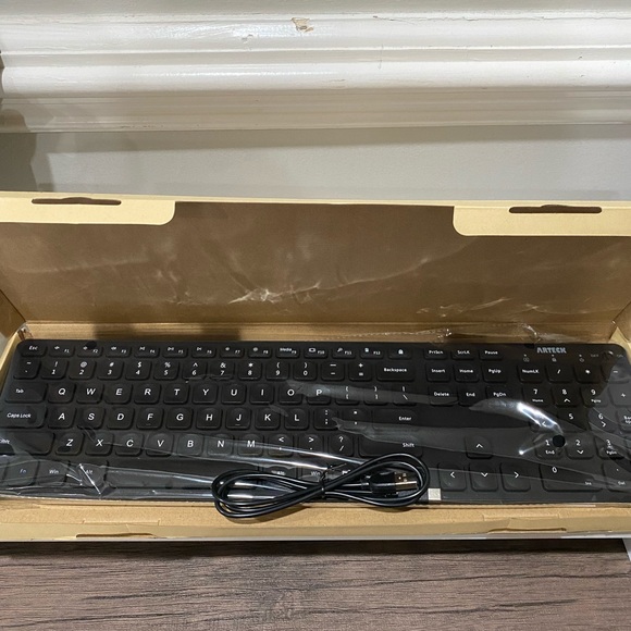 NEW Wireless Keyboard with Charging cable - Picture 1 of 3